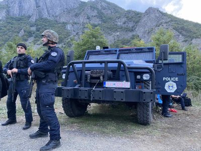 Полицията в самопровъзгласилата се република Косово е блокирала административния пропускателен