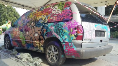 Два стари автомобила бяха преобразени от графити художници в центъра