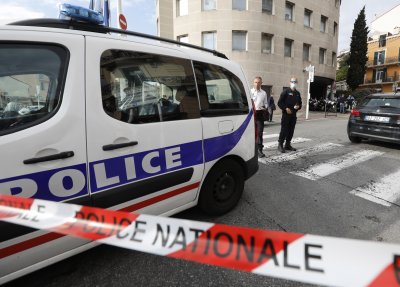 Застреляха мъж, размахващ нож на летище в Париж