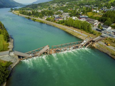 Мост се срути в Норвегия, докато по него минавали камион и кола (ВИДЕО)