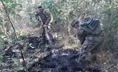 Военнослужещи помагат при гасенето на пожар в село Изворово