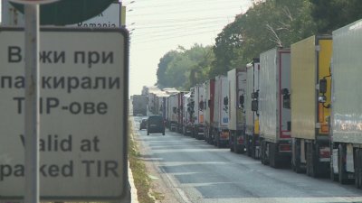 Трафикът на ГКПП "Дунав мост - Русе" днес е по-слаб, но опашките от ТИР-ове остават