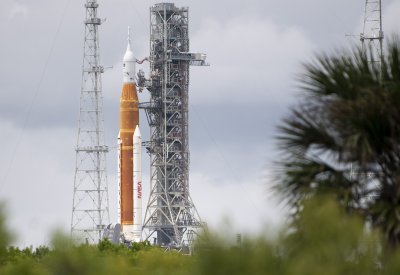 НАСА отмени полета на мисията "Артемис 1" заради проблем с единия двигател