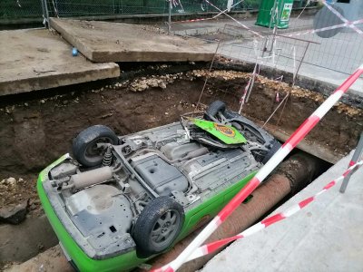 Такси падна в обезопасен изкоп на "Топлофикация" в Русе (СНИМКИ)