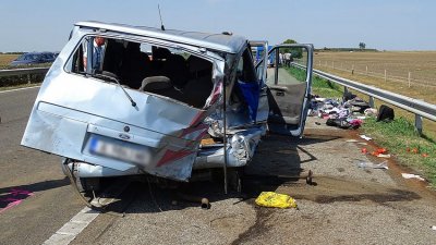 Kатастрофа с български микробус край Будапеща, има загинал (СНИМКИ)
