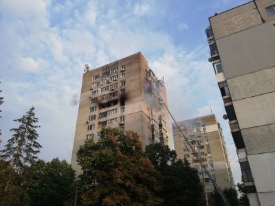 Пожар гори в Шумен Пламъците тръгват от апартамент на 11
