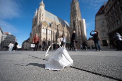 Остава задължително носенето на маски в градския транспорт във Виена