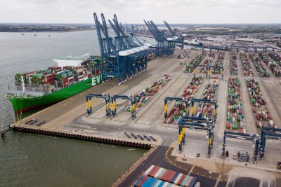 Стачкуват докерите в най голямото пристанище за товарни кораби във Великобритания
