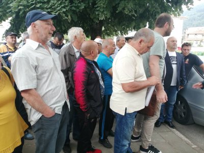 Жители на рудоземското село Чепинци се събраха протест пред сградата