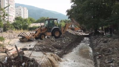 След повторното наводнение: В Карлово строят диги и разчистват засегнатите участъци