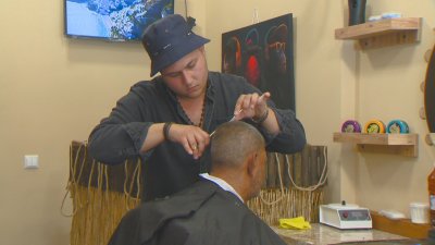 Бръснар от Пловдив подстригва напълно безплатно хора с увреждания всяка