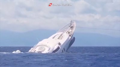 40 метрова суперяхта зрелищно потъна край бреговете на Италия Четиримата пътници