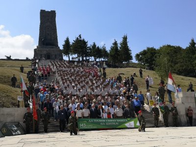 Стотици изкачиха историческия връх и отдадоха почит на загиналите в