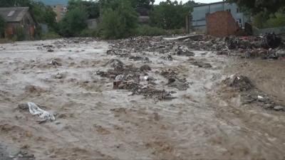 Бедствие в Карлово: Евакуираха 7 души заради наводнението