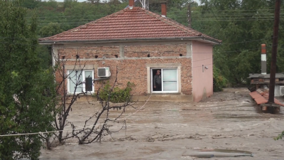 Евакуацията в Богдан продължава, хеликоптер доставя лекарства и храна за нуждаещите се
