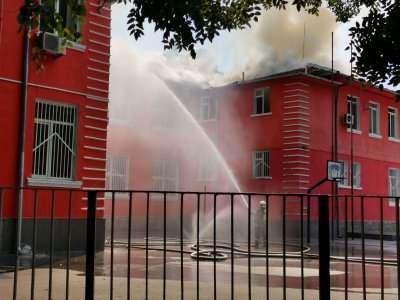 Пожар гори в училище Душо Хаджидеков в Пловдив На този