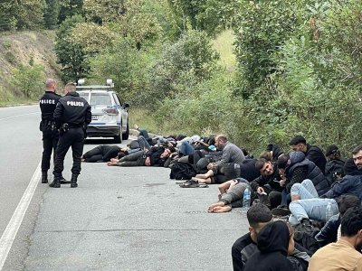 Полицията залови голяма група от нелегални мигранти на пътя край