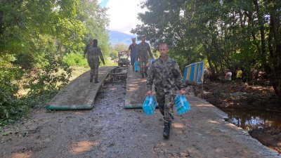 Военните изградиха временен мост в село Богдан, основна задача днес е доставката на храна и вода