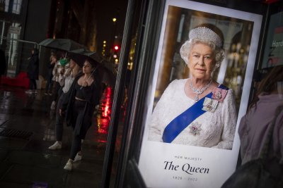 Великобритания и светът потънаха в скръб след смъртта на Кралица