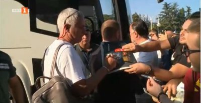 Десетки фенове посрещнаха италианския футболен гранд Рома на летище Варна