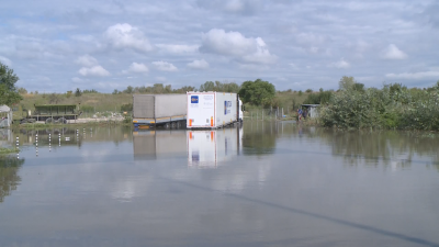 Отбивката към Свободна зона Русе втори ден е под вода, блокирана е дейността на фирми