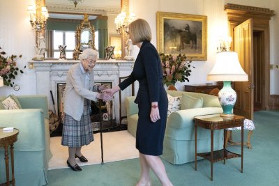 Кралица Елизабет Втора назначи Лиз Тръс за нов премиер на Великобритания (СНИМКИ/ВИДЕО)