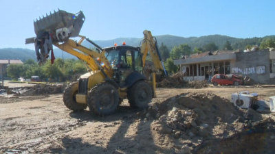 Тежка техника, военни и доброволци помагат в разчистването на село Слатина след потопа