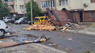 След ураганния вятър в района на Бургас продължава разчистването