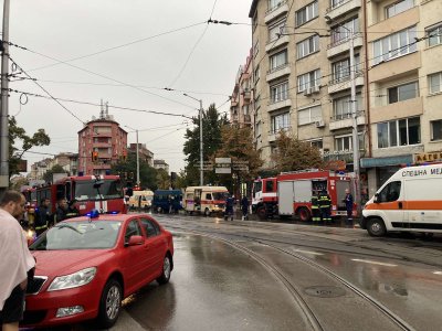 Гори хотел на бул Христо Ботев в София Кръстовището на