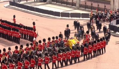 Траурният кортеж с ковчега на покойната кралица Елизабет Втора потегли