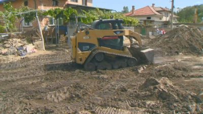 Продължава работата по възстановяване на щетите в Карловско след опустошителните