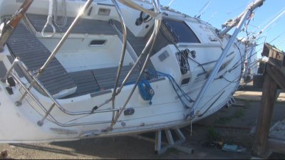 Бурята в Поморие е преобърнала яхта на пристанището