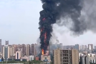 Огромен пожар избухна в небостъргач в Китай