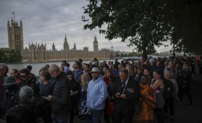Призоваха хората временно да не се редят на опашката за отдаване на почит на кралицата поради липса на място