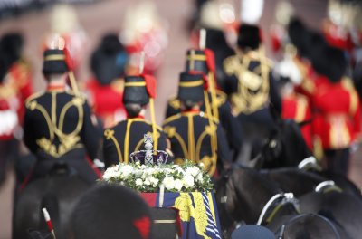Хиляди изпратиха кралица Елизабет Втора в последния ѝ път към Уестминстър хол (Снимки)