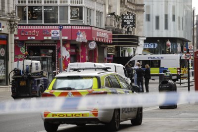 В Лондон двама британски полицаи са били намушкани с нож