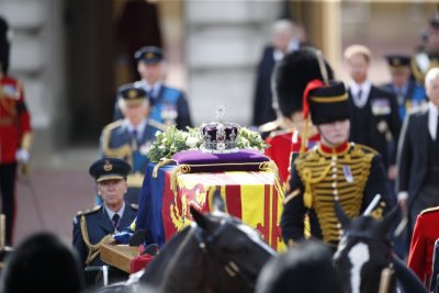 Пренесоха тленните останки на кралица Елизабет Втора за поклонение в Уестминстър хол