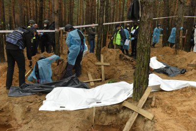Зеленски сравни Изюм с Буча и Мариупол заради открит масов гроб