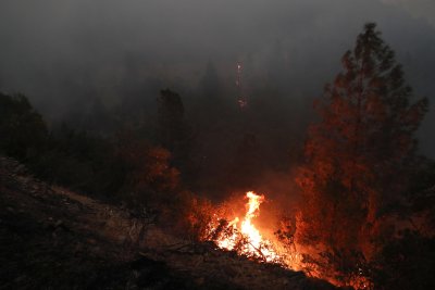 Бурни ветрове усложняват борбата с горските пожари в Калифорния (СНИМКИ)