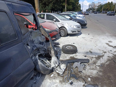 18-годишна пияна и дрогирана шофьорка помете 5 коли в столичния квартал "Люлин" (Снимки)