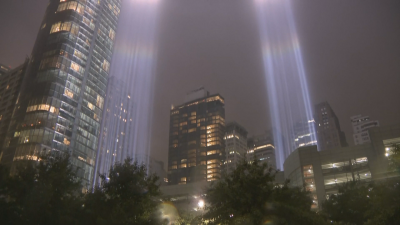 С два светлинни лъча наподобяващи кулите близнаци в Ню Йорк