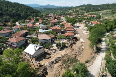Продължава разчистването на щетите в най засегнатите от наводненията села
