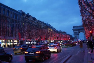 "Шанз Елизе" намалява осветлението на магазините заради енергийната криза