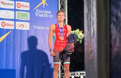 Българският национален състезател по триатлон Александър Божилов не спира да