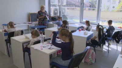 Около 100 деца от Украйна чуха първия училищен звънец в