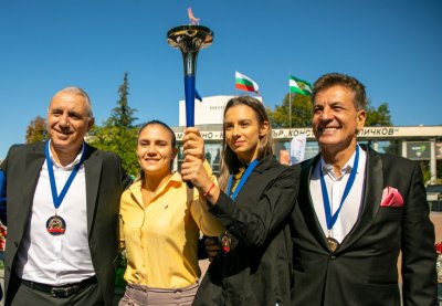 Ивет Горанова награди Христо Стоичков и Мадлен Радуканова с приза "Почетен факлоносец на мира"