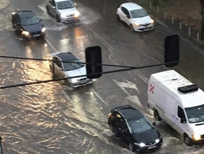 52 сигнала за завирявания в София, аварийни екипи работят по отстраняване на щетите от бурята
