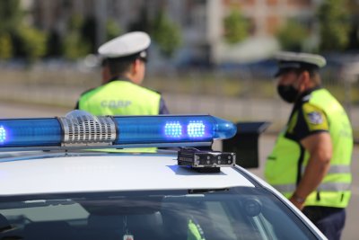 Шуменските полицаи обезвредиха опасен шофьор с оръжие който се е