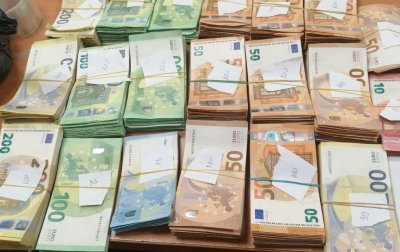 Митнически служители откриха недекларирана валута с левова равностойност близо 430