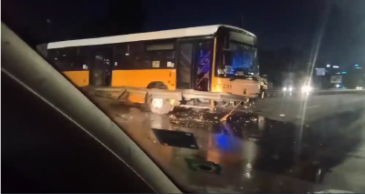 Автобус на градския транспорт катастрофира в София, няма пострадали (СНИМКИ/ВИДЕО)